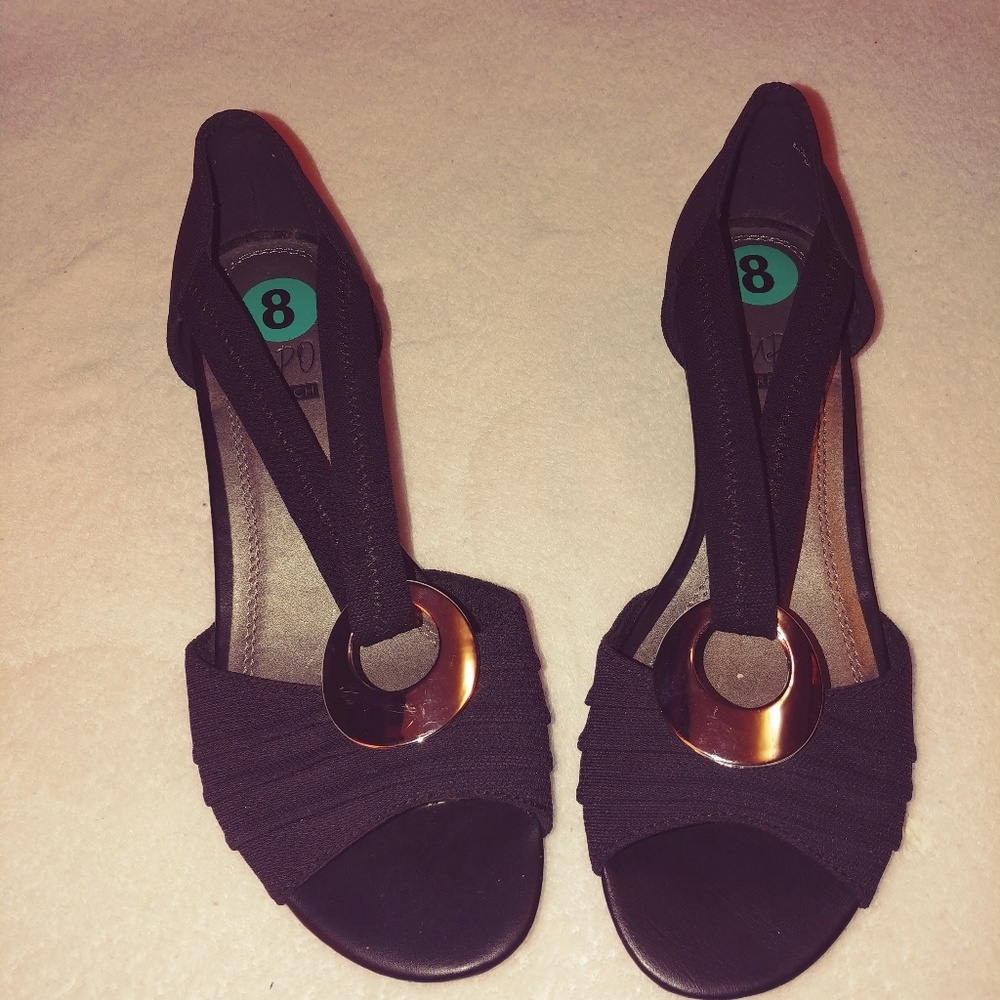 Super comfortable black sandals. Brand new!!
